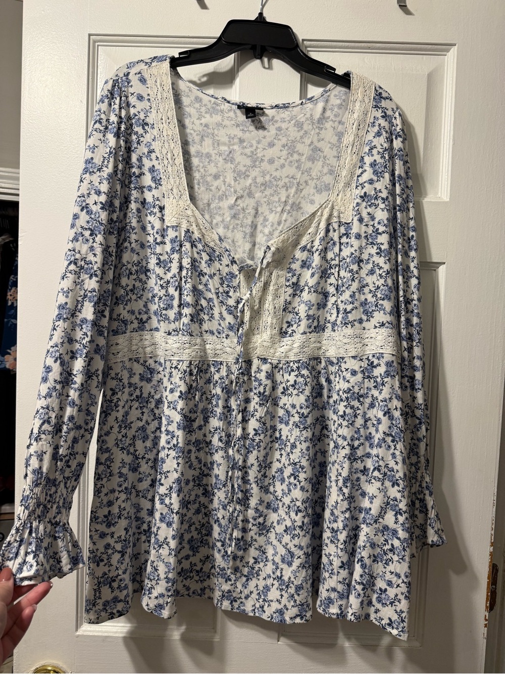 torrid Blue & Cream Floral Lace-Trim Peasant Tunic. Size 3